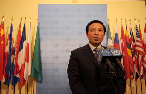 4月5日,在美国纽约联合国总部,中国常驻联合国代表张业遂接受记者采访。张业遂说,中方认为安理会对朝鲜发射卫星问题的反应应该是“慎重的、适度的”,中方将以认真、建设性和负责任的态度参与这一问题的讨论。 新华社记者 谷欣容 摄