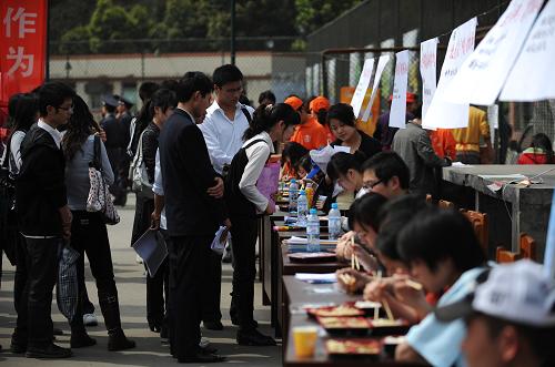 3月22日午饭时分,应聘者仍络绎不绝。当日,“春暖09,成就梦想”大学生就业创业招聘会在四川师范大学举行,280余家企业提供了6000余个岗位。 新华社记者 江宏景 摄